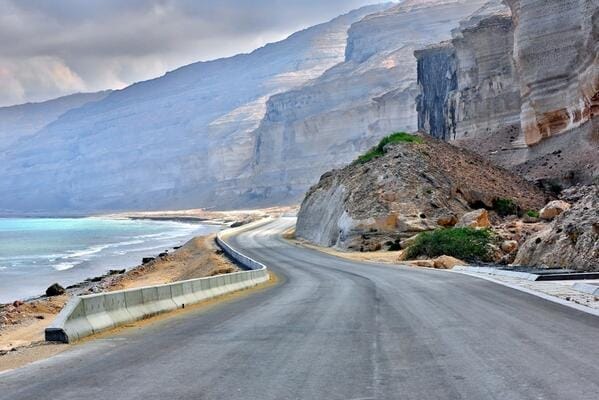 تحويل خط الجهد العالي إلى كابل أرضي — طريق صلالة-مسقط